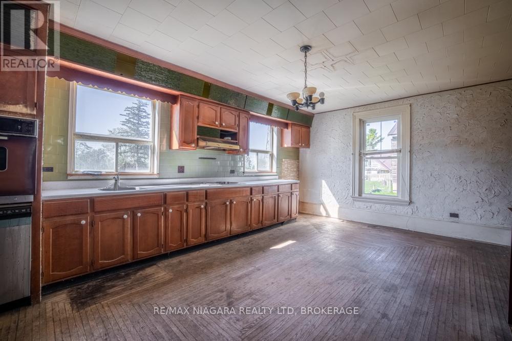 2295 Centre Street, Thorold (Allanburg/thorold South), Ontario  L0S 1A0 - Photo 10 - X12440642