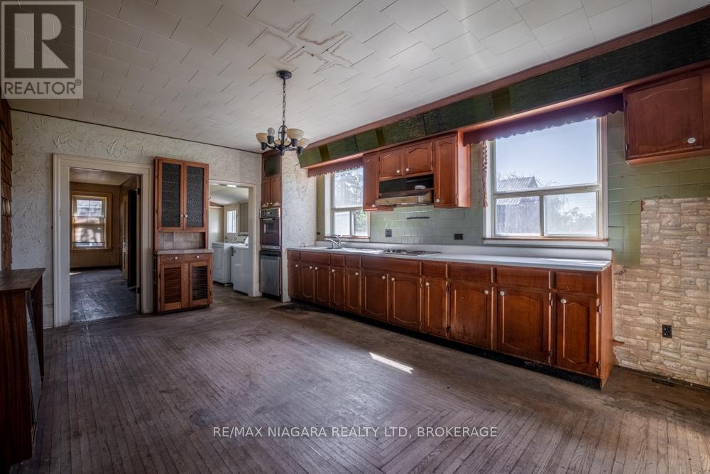 2295 Centre Street, Thorold (Allanburg/thorold South), Ontario  L0S 1A0 - Photo 8 - X12440642