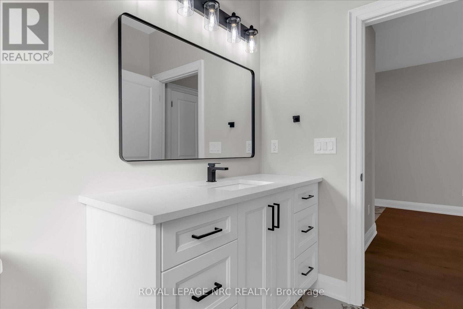 207 Forks Road, Welland, Ontario  L3B 6C5 - Photo 11 - X12441544