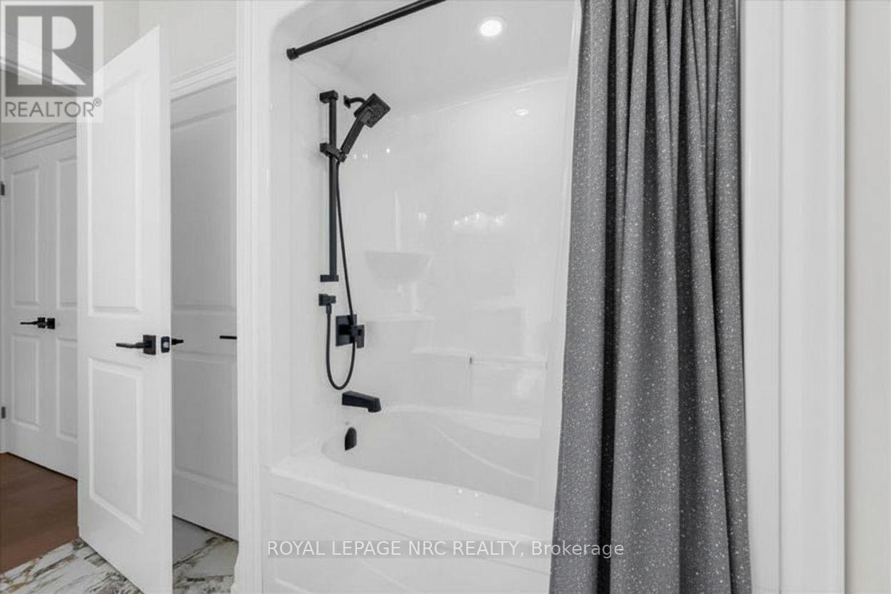 207 Forks Road, Welland, Ontario  L3B 6C5 - Photo 13 - X12441544