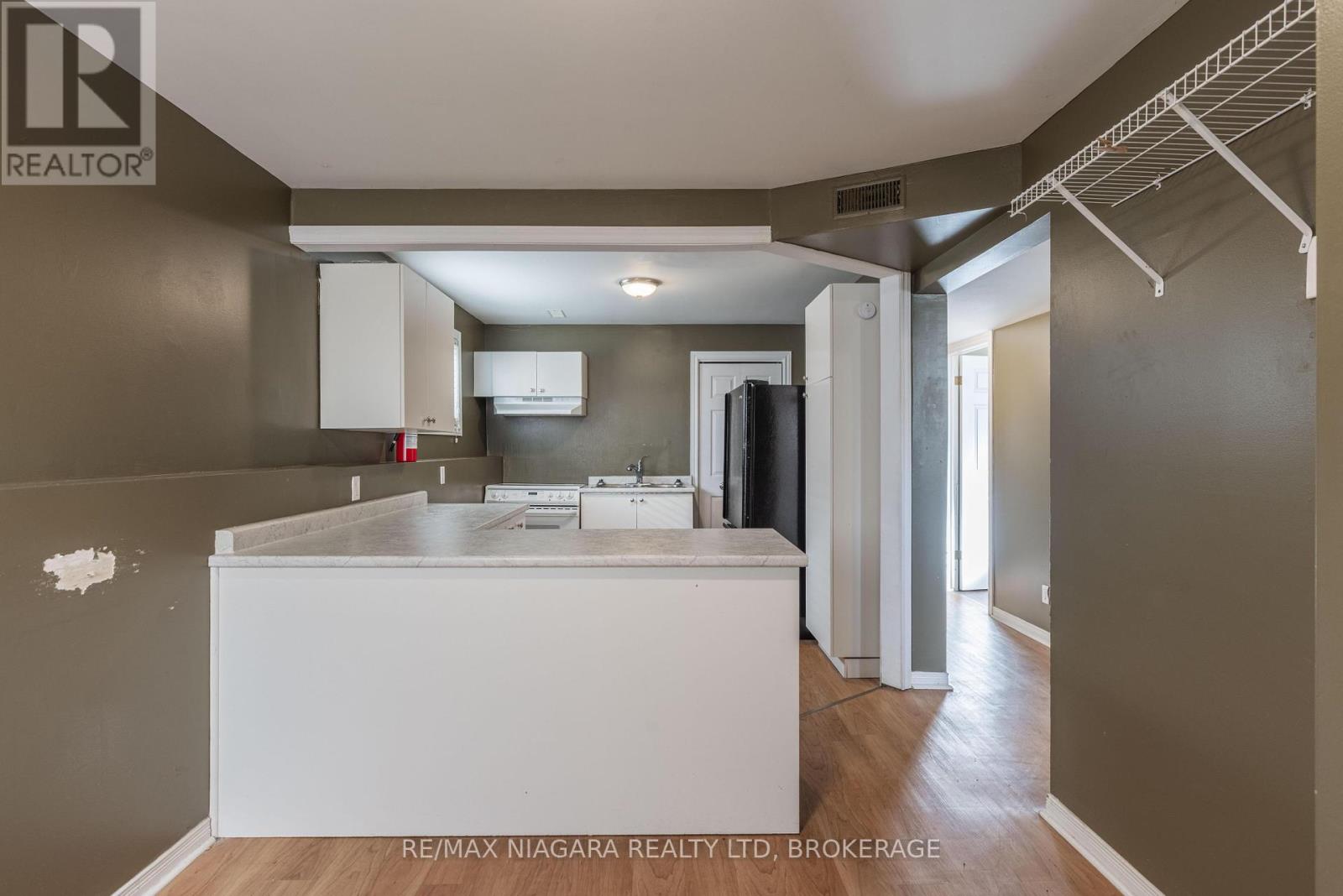 138 Carlton Street, St. Catharines, Ontario  L2R 7S6 - Photo 5 - X12442217