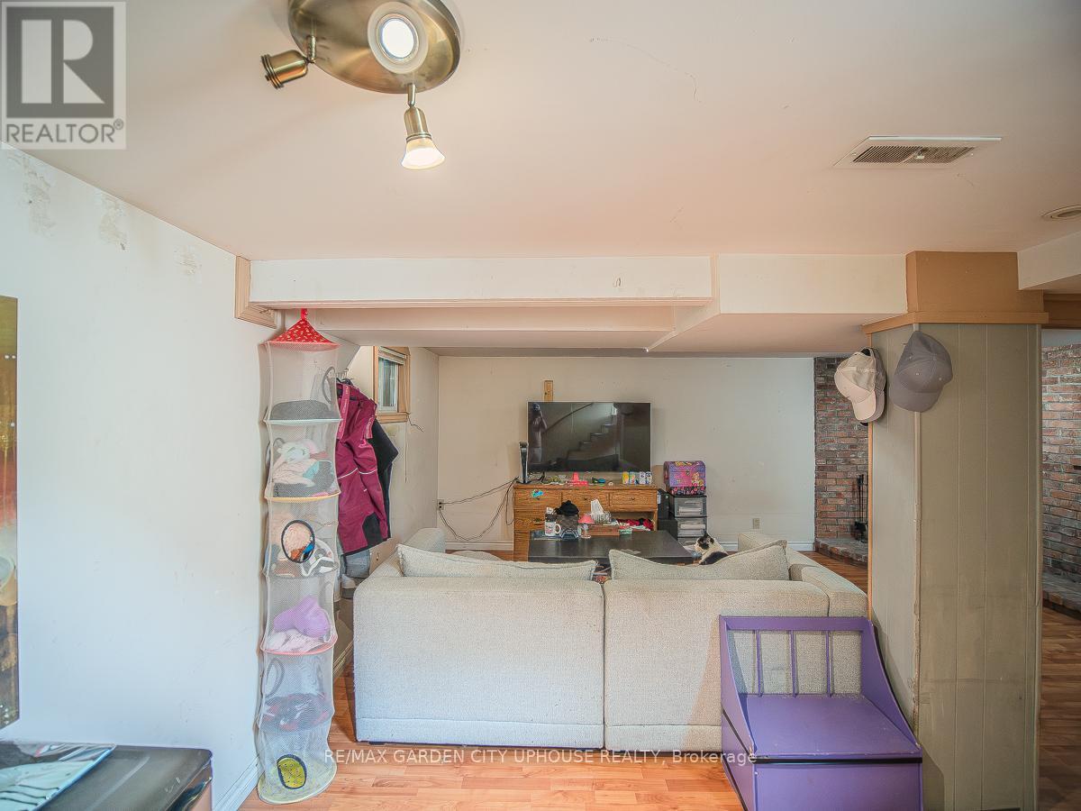 14 Spruce Street, St. Catharines, Ontario  L2R 1B3 - Photo 11 - X12444324