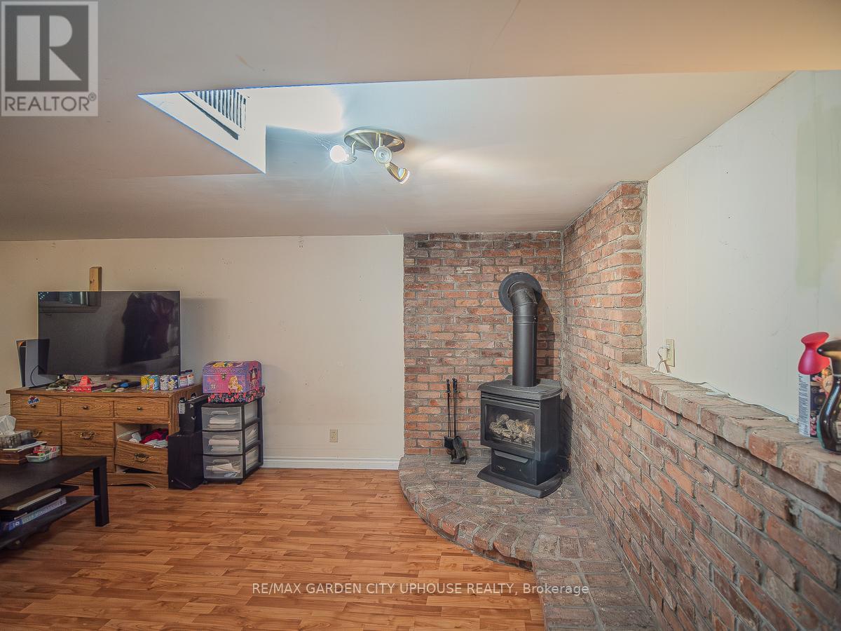 14 Spruce Street, St. Catharines, Ontario  L2R 1B3 - Photo 12 - X12444324