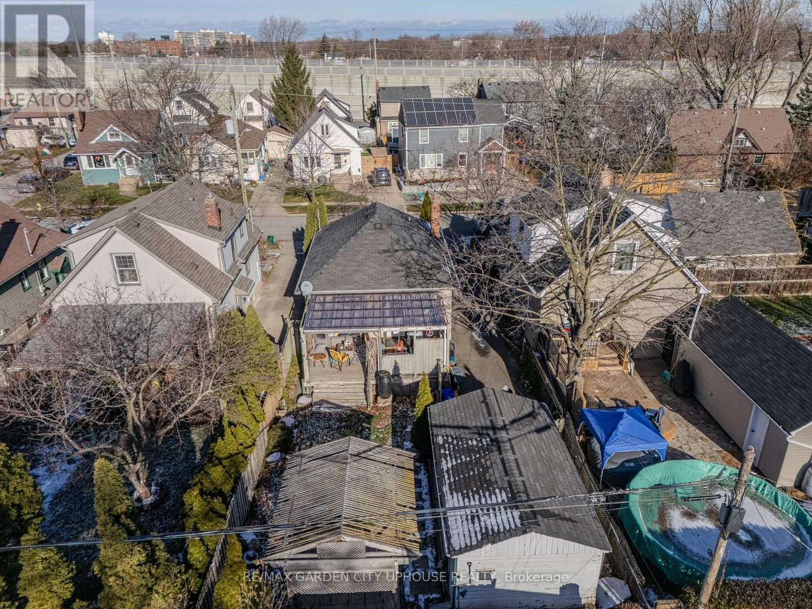 14 Spruce Street, St. Catharines, Ontario  L2R 1B3 - Photo 14 - X12444324