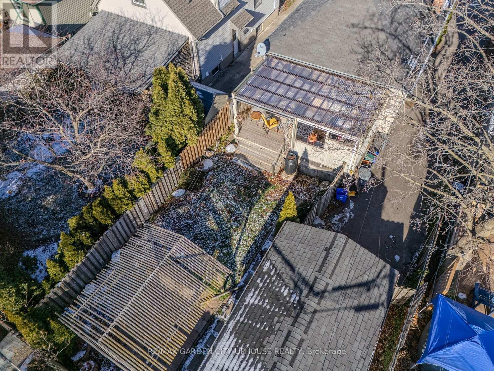 14 Spruce Street, St. Catharines, Ontario  L2R 1B3 - Photo 15 - X12444324