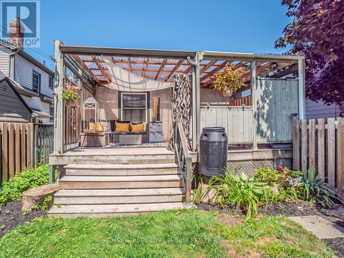 14 Spruce Street, St. Catharines, Ontario  L2R 1B3 - Photo 19 - X12444324