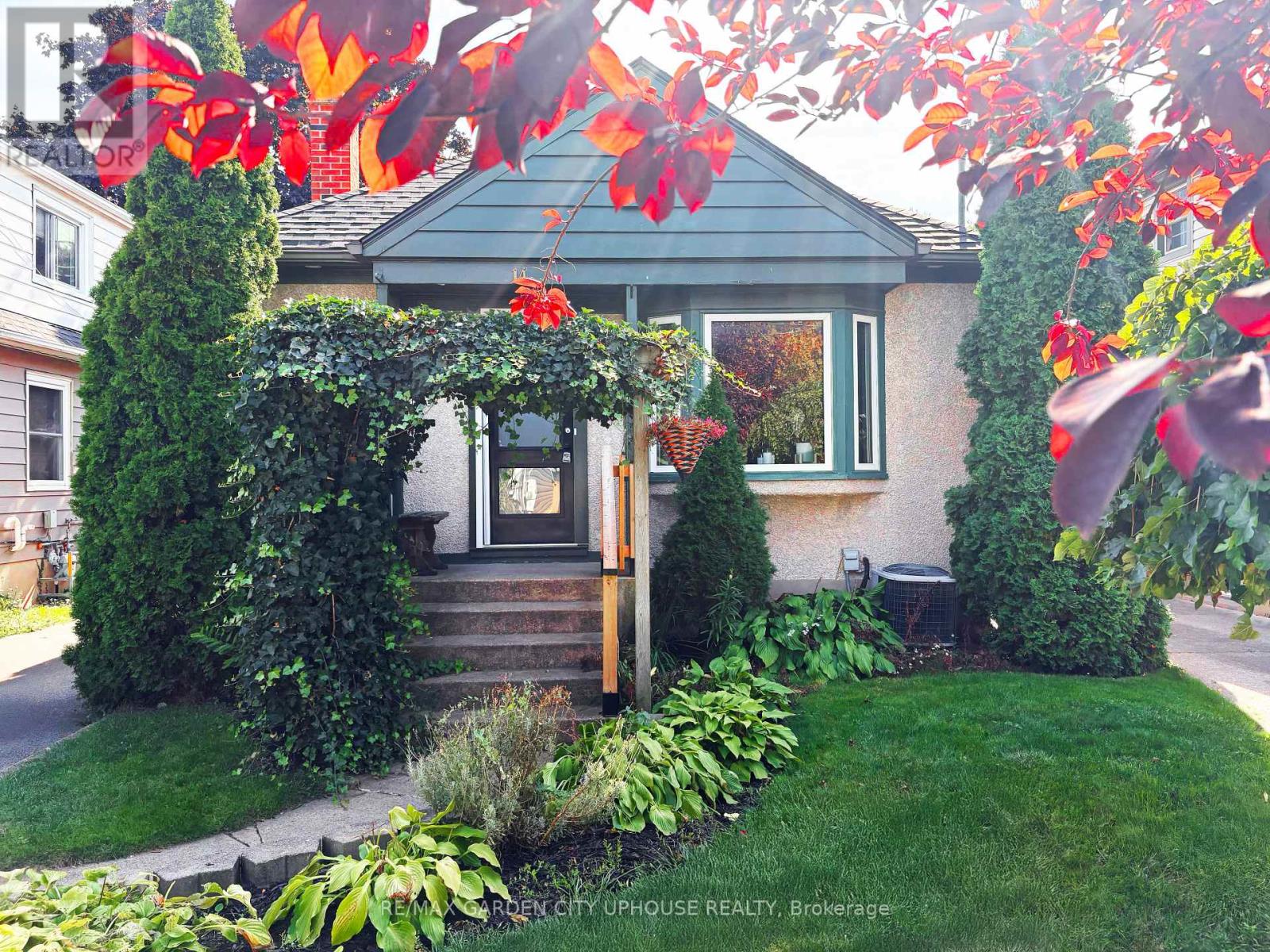 14 Spruce Street, St. Catharines, Ontario  L2R 1B3 - Photo 2 - X12444324