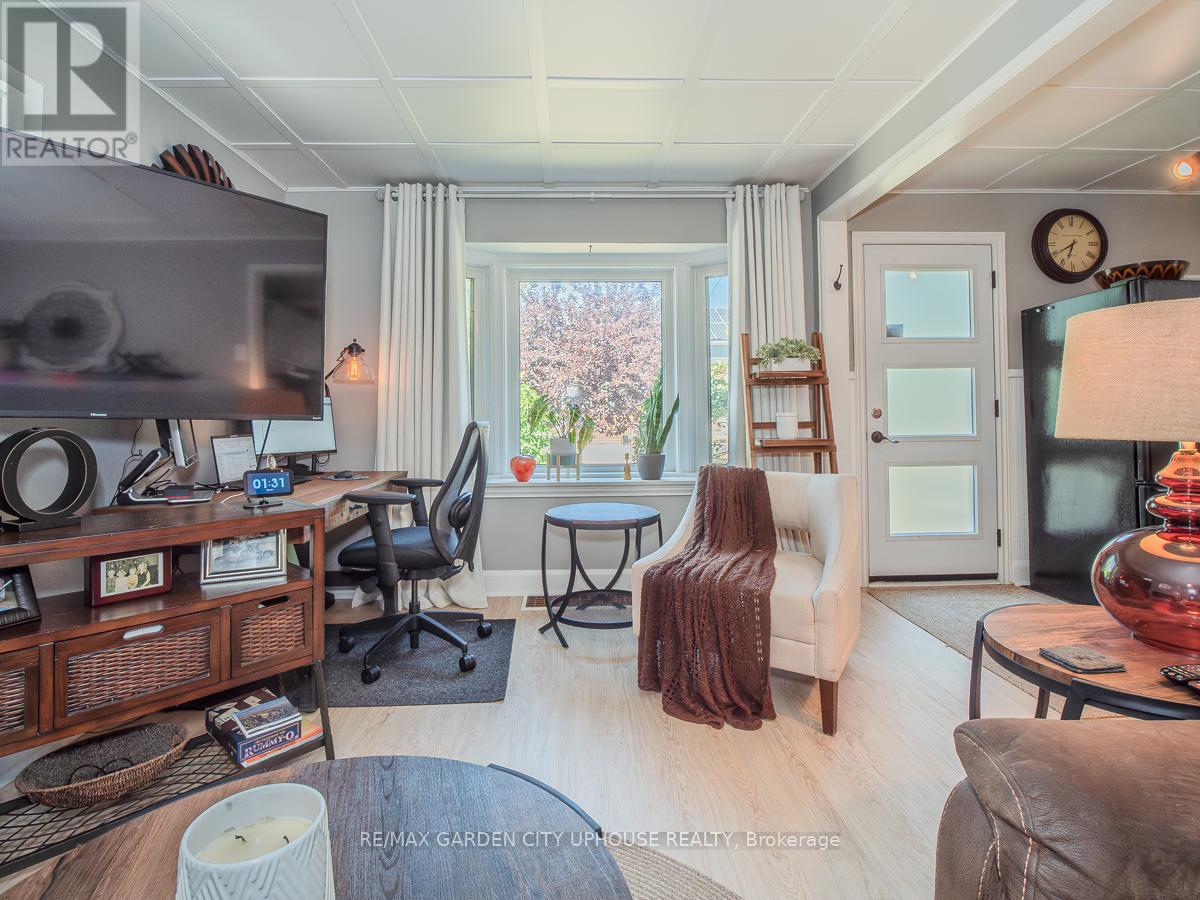 14 Spruce Street, St. Catharines, Ontario  L2R 1B3 - Photo 3 - X12444324