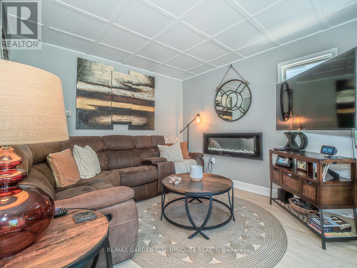 14 Spruce Street, St. Catharines, Ontario  L2R 1B3 - Photo 4 - X12444324