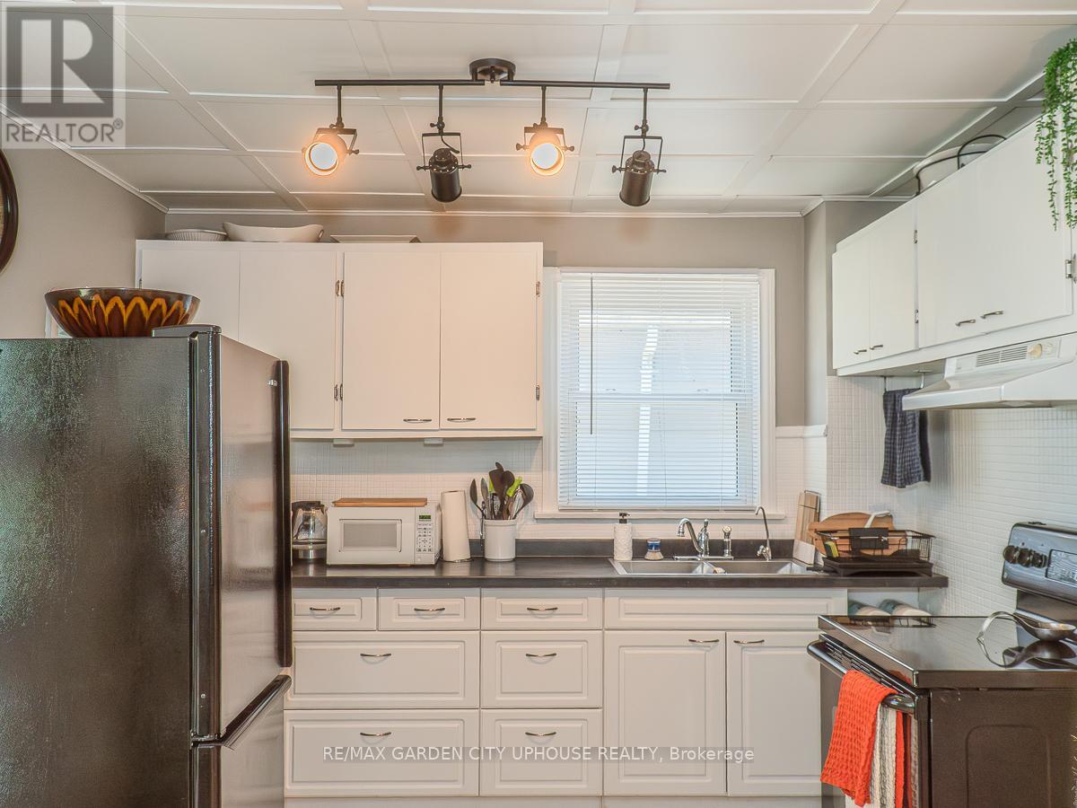 14 Spruce Street, St. Catharines, Ontario  L2R 1B3 - Photo 5 - X12444324