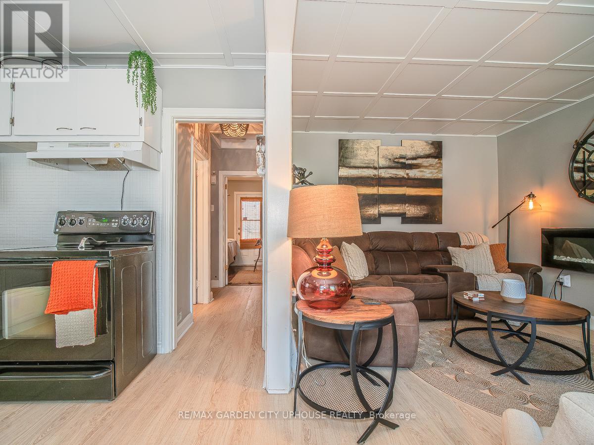 14 Spruce Street, St. Catharines, Ontario  L2R 1B3 - Photo 6 - X12444324