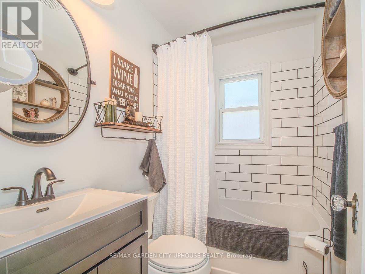 14 Spruce Street, St. Catharines, Ontario  L2R 1B3 - Photo 7 - X12444324