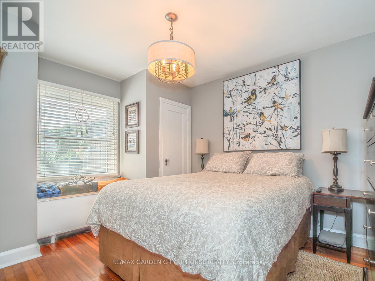 14 Spruce Street, St. Catharines, Ontario  L2R 1B3 - Photo 9 - X12444324