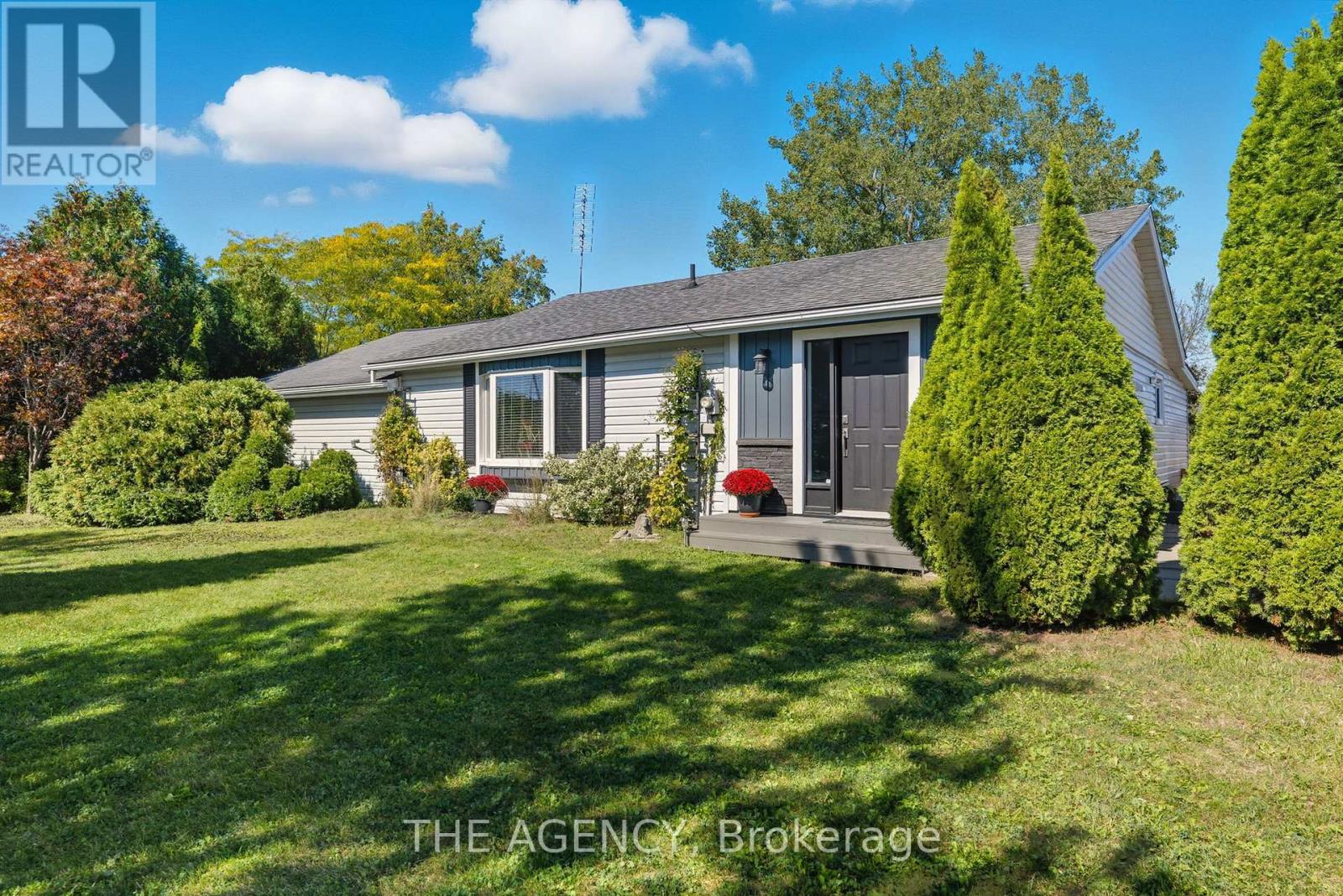 6359 Lyons Creek Road, Niagara Falls (Lyons Creek), Ontario  L2G 0L9 - Photo 3 - X12444869