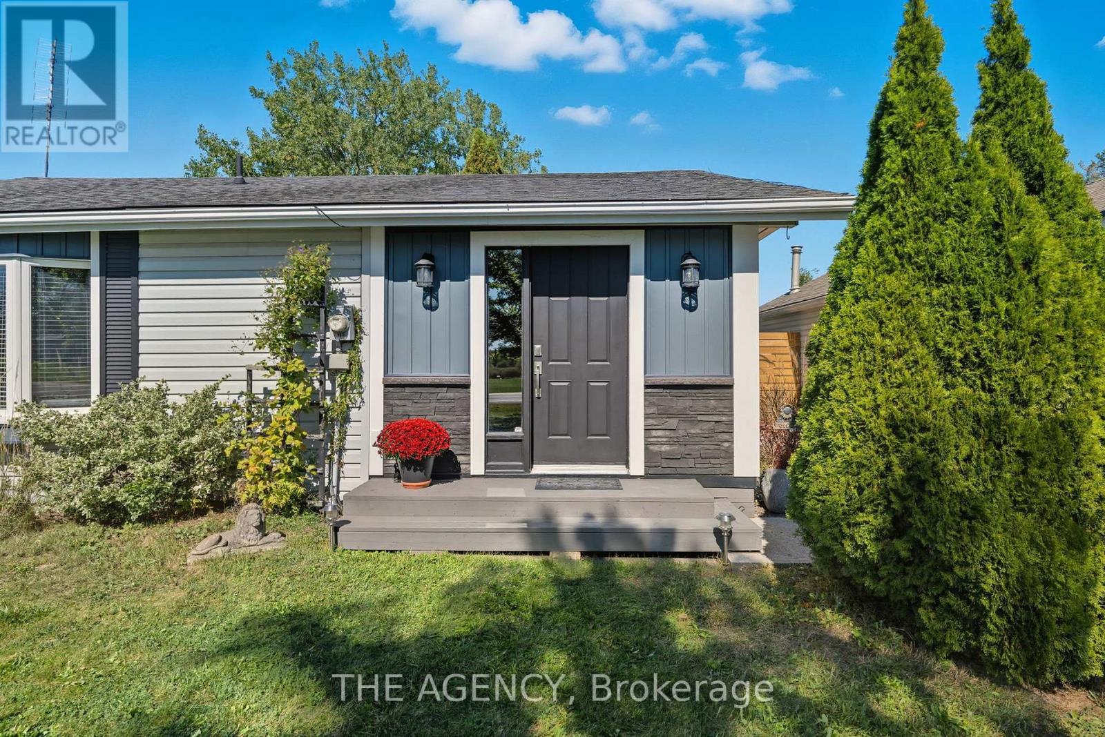 6359 Lyons Creek Road, Niagara Falls (Lyons Creek), Ontario  L2G 0L9 - Photo 4 - X12444869