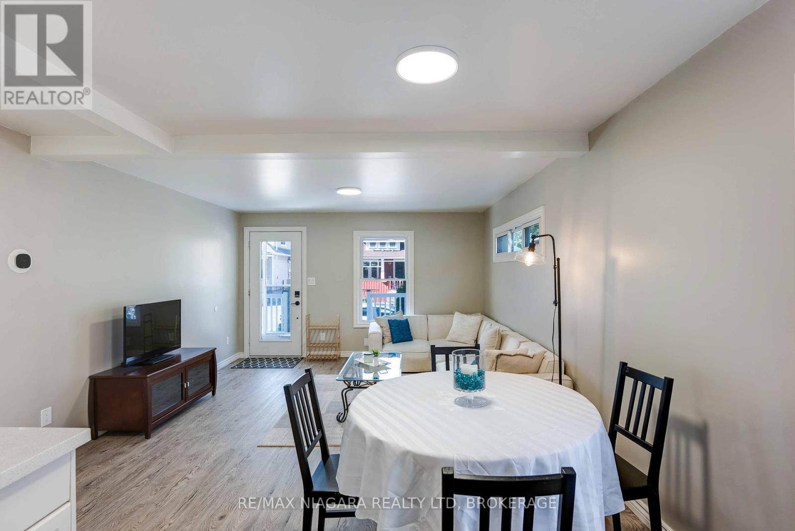 90 Pleasant Avenue, St. Catharines (Downtown), Ontario  L2R 1Y1 - Photo 10 - X12444993