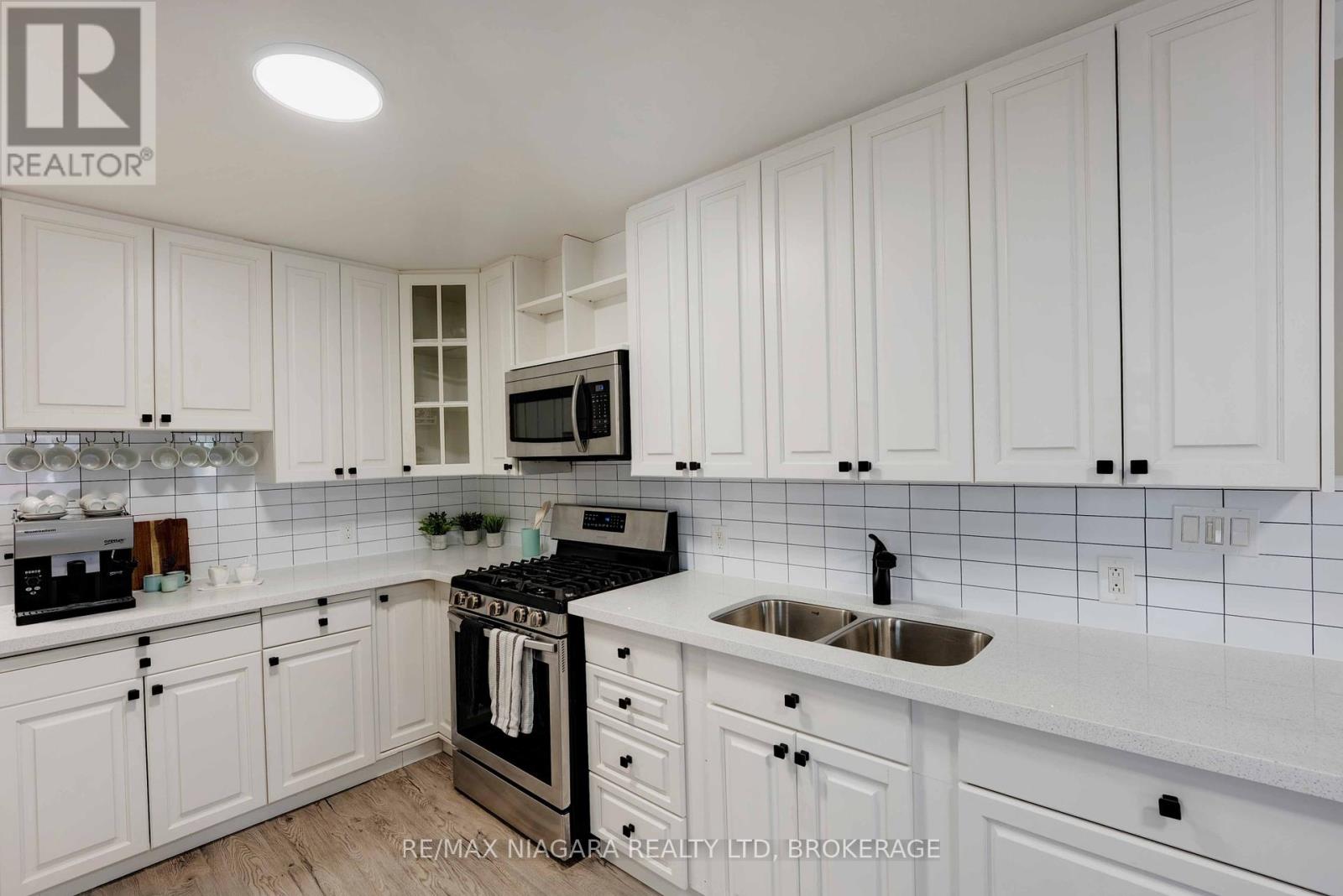 90 Pleasant Avenue, St. Catharines (Downtown), Ontario  L2R 1Y1 - Photo 12 - X12444993
