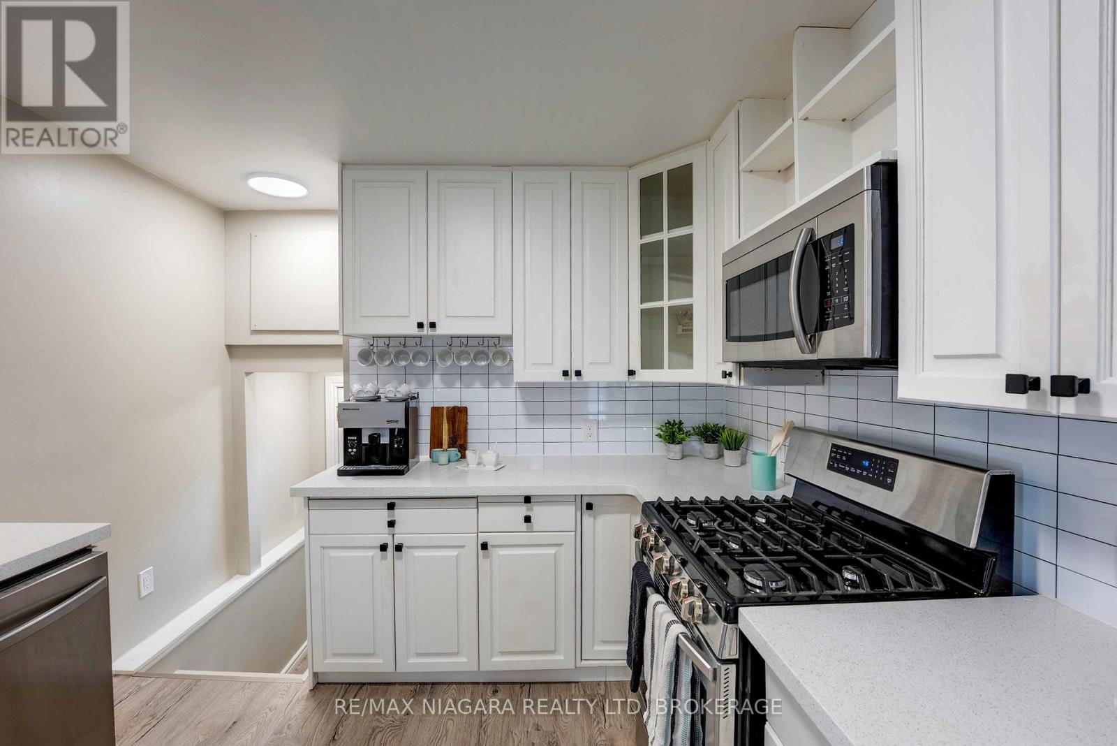 90 Pleasant Avenue, St. Catharines (Downtown), Ontario  L2R 1Y1 - Photo 13 - X12444993