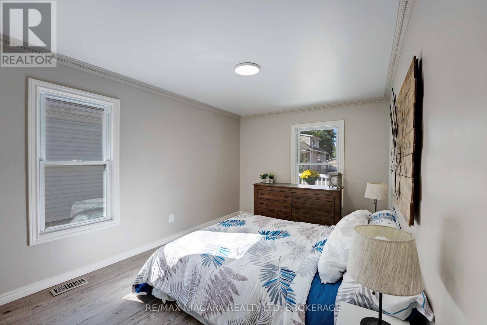 90 Pleasant Avenue, St. Catharines (Downtown), Ontario  L2R 1Y1 - Photo 16 - X12444993