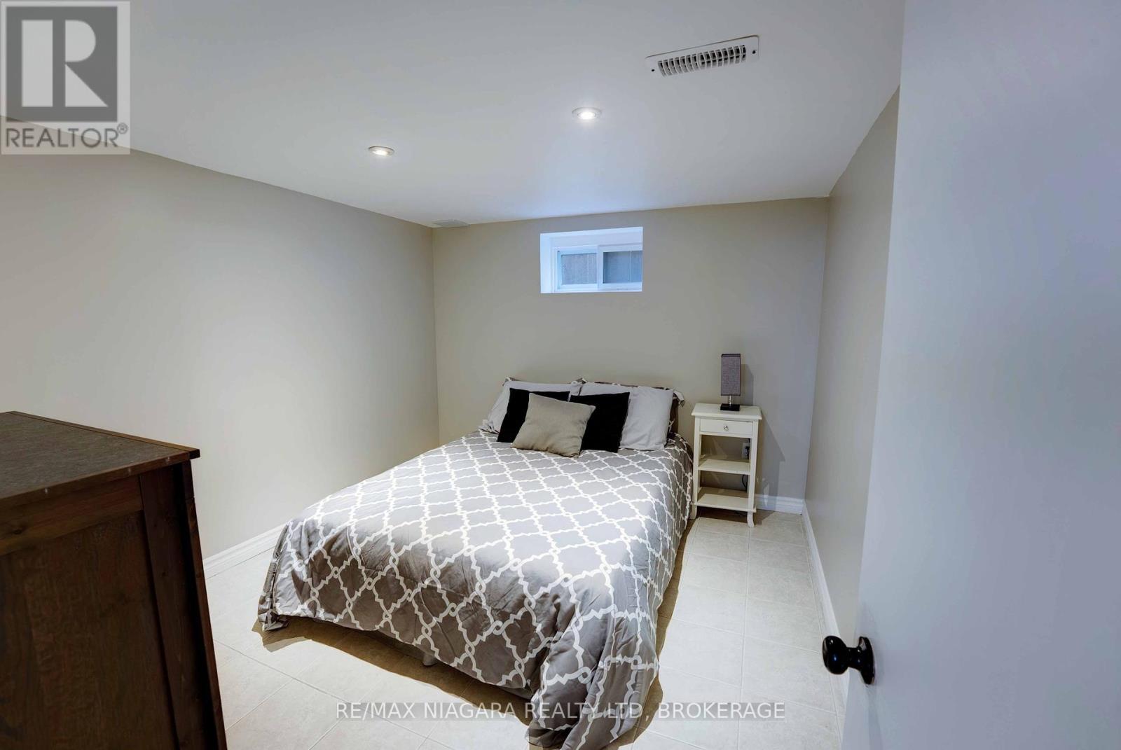 90 Pleasant Avenue, St. Catharines (Downtown), Ontario  L2R 1Y1 - Photo 28 - X12444993