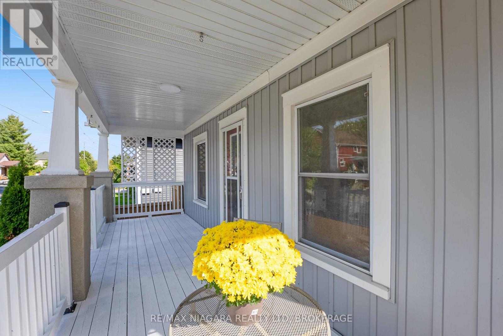 90 Pleasant Avenue, St. Catharines (Downtown), Ontario  L2R 1Y1 - Photo 5 - X12444993
