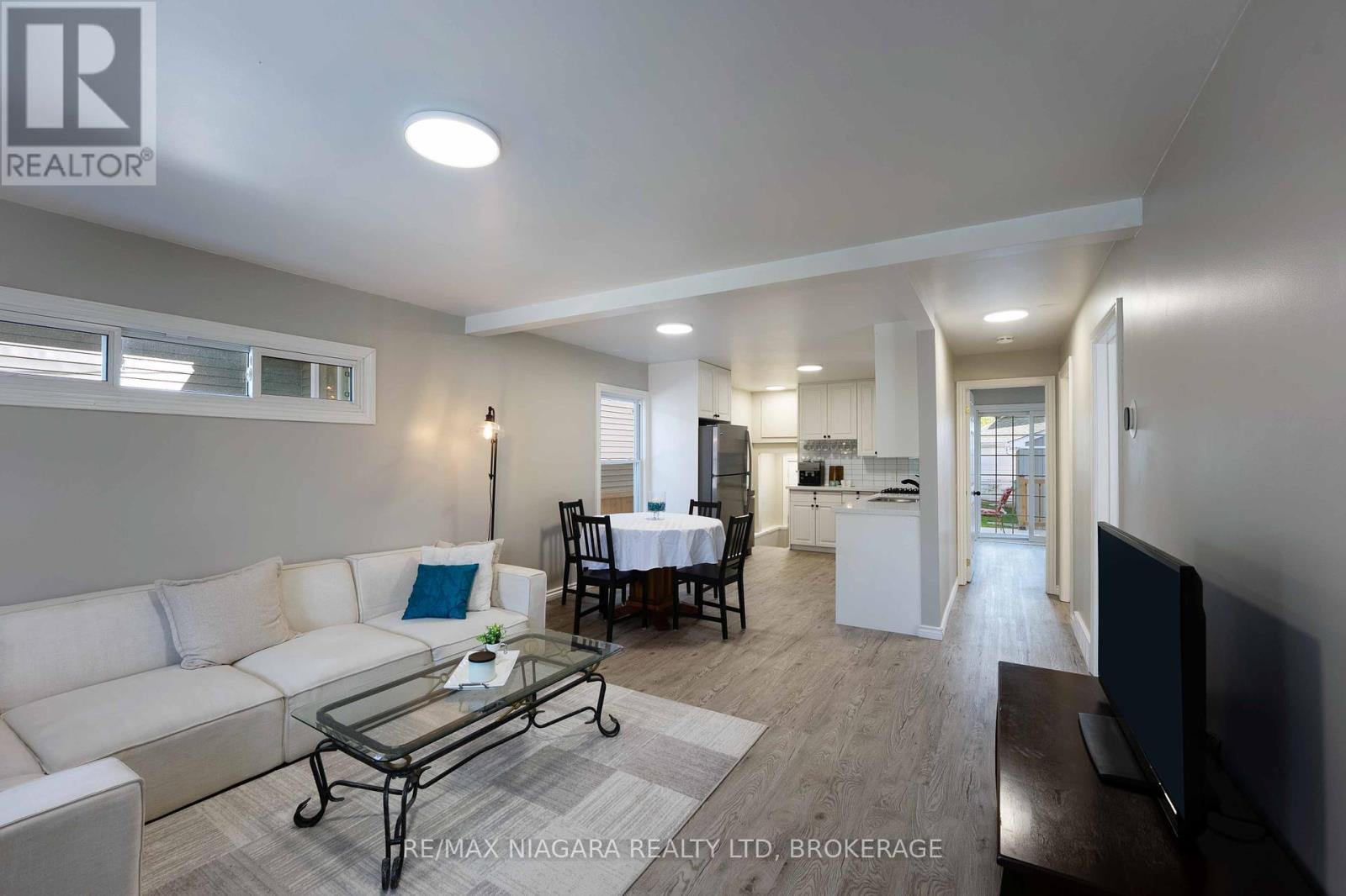 90 Pleasant Avenue, St. Catharines (Downtown), Ontario  L2R 1Y1 - Photo 7 - X12444993