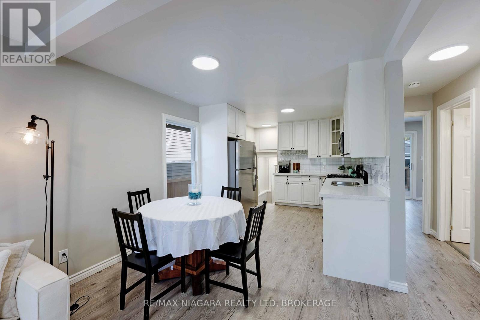90 Pleasant Avenue, St. Catharines (Downtown), Ontario  L2R 1Y1 - Photo 8 - X12444993