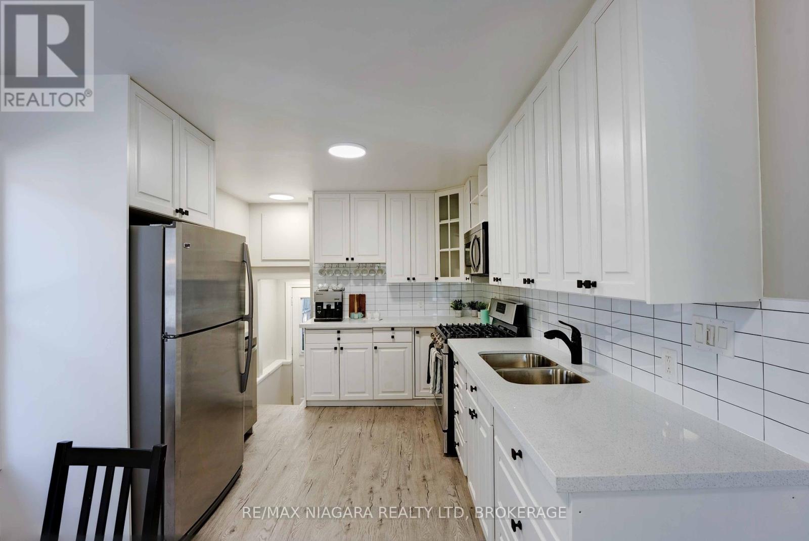90 Pleasant Avenue, St. Catharines (Downtown), Ontario  L2R 1Y1 - Photo 9 - X12444993