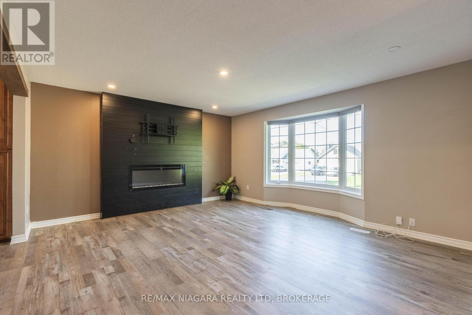 44 Maple Leaf Avenue S, Fort Erie, Ontario  L0S 1N0 - Photo 8 - X12445063