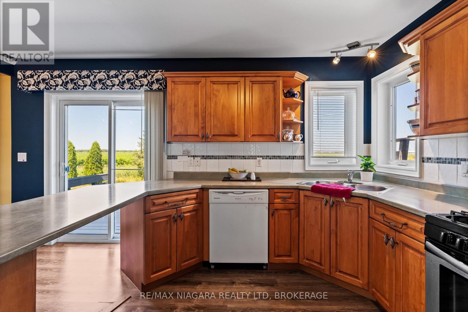 374 Niagara Stone Road, Niagara-On-The-Lake, Ontario  L0S 1J0 - Photo 13 - X12446338