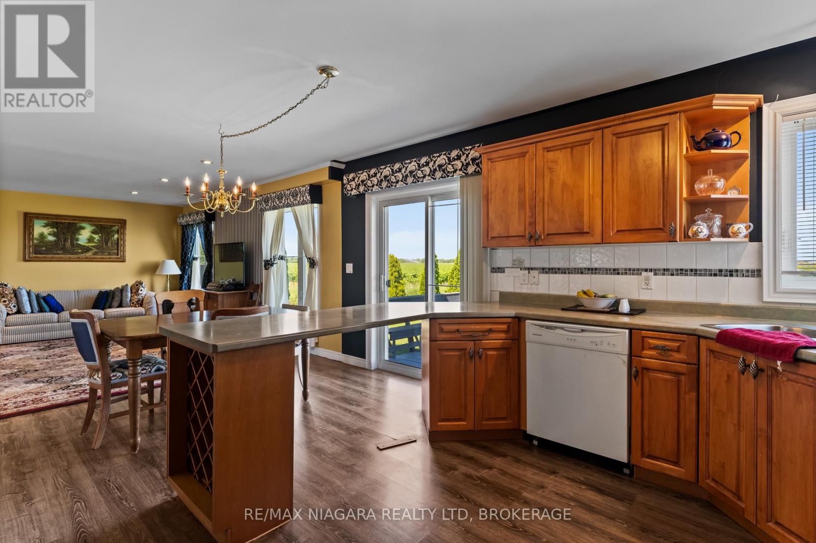 374 Niagara Stone Road, Niagara-On-The-Lake, Ontario  L0S 1J0 - Photo 14 - X12446338