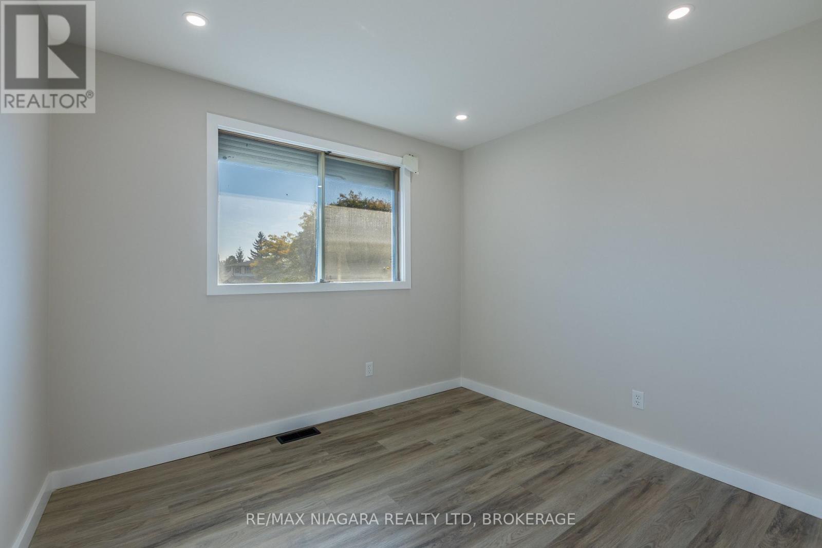 22 Little John Court, Welland, Ontario  L3C 5X2 - Photo 17 - X12447129