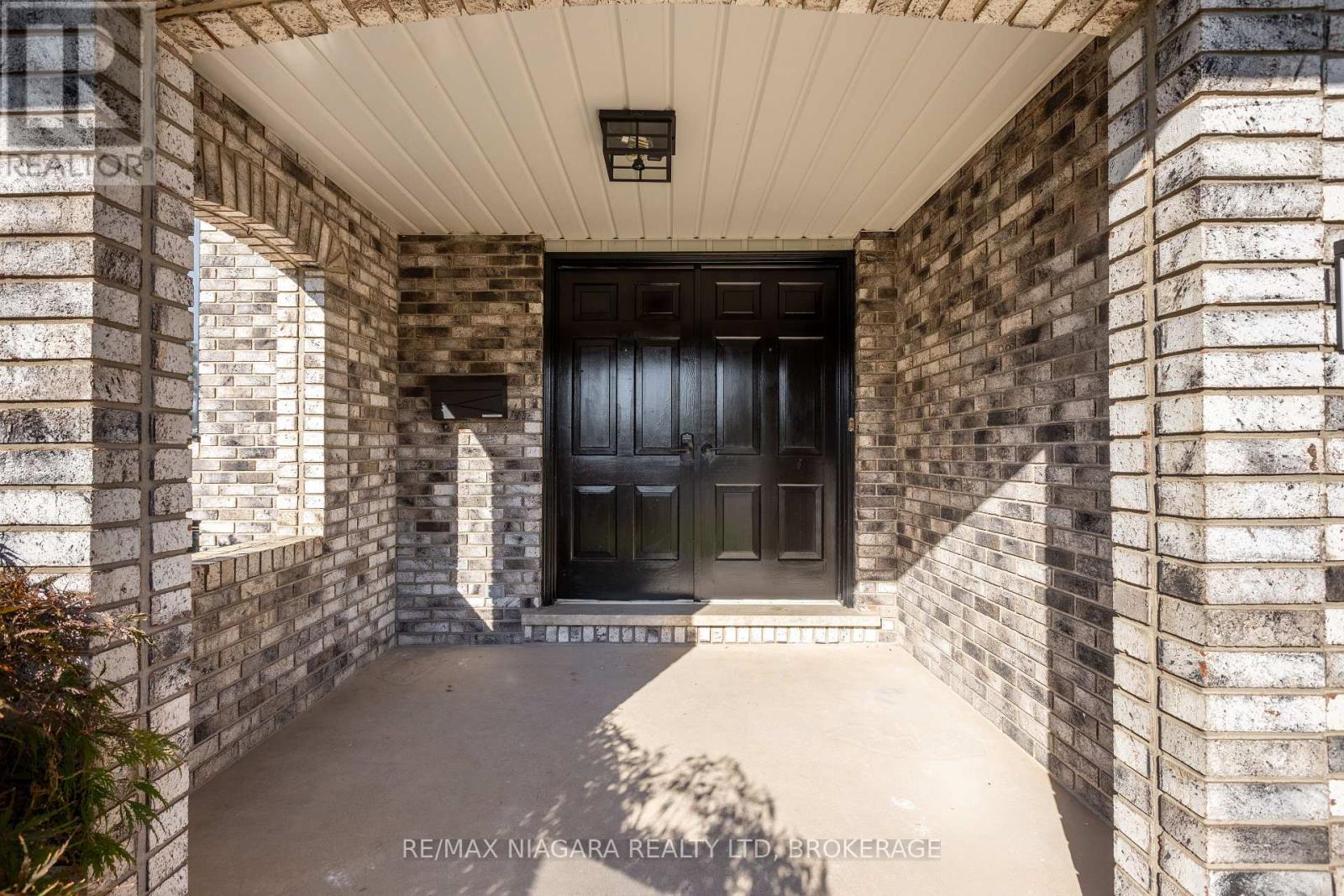 22 Little John Court, Welland, Ontario  L3C 5X2 - Photo 3 - X12447129