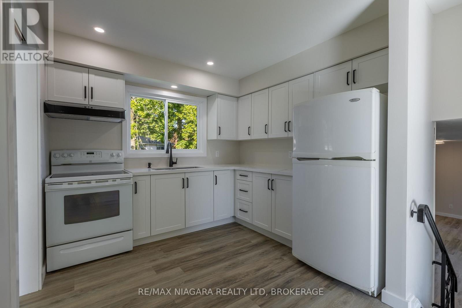 22 Little John Court, Welland, Ontario  L3C 5X2 - Photo 7 - X12447129