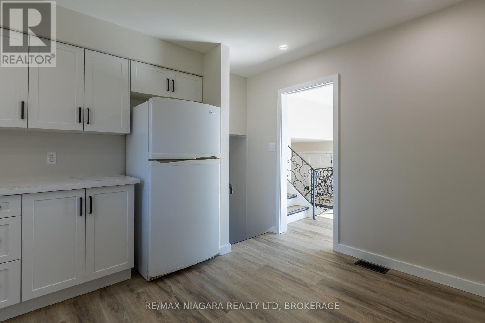 22 Little John Court, Welland, Ontario  L3C 5X2 - Photo 8 - X12447129