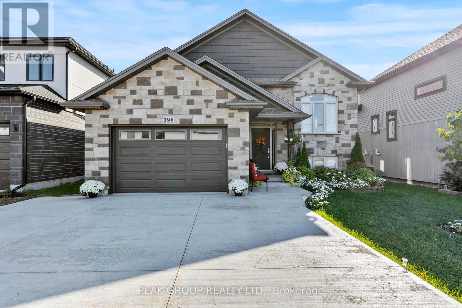 398 Aqueduct Street, Welland (N. Welland), Ontario  L3C 0H3 - Photo 2 - X12447983