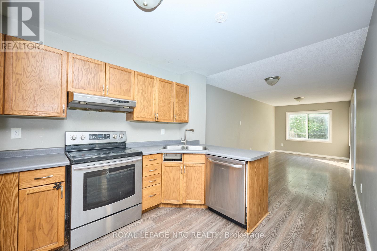 14 Buss Court, Thorold (Confederation Heights), Ontario  L2V 5B1 - Photo 4 - X12448054