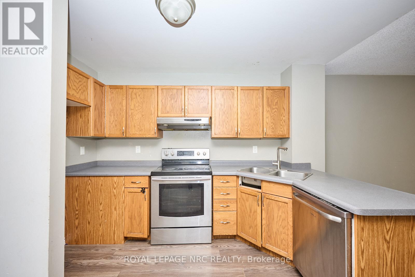14 Buss Court, Thorold (Confederation Heights), Ontario  L2V 5B1 - Photo 5 - X12448054
