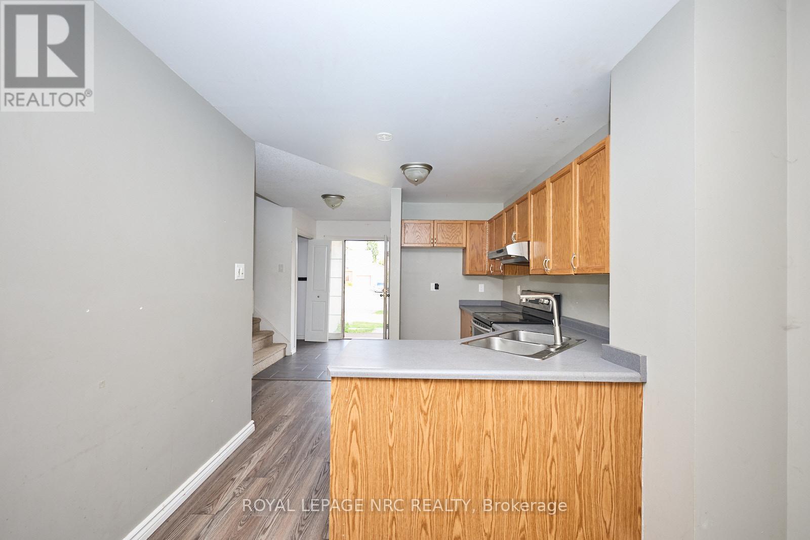 14 Buss Court, Thorold (Confederation Heights), Ontario  L2V 5B1 - Photo 6 - X12448054