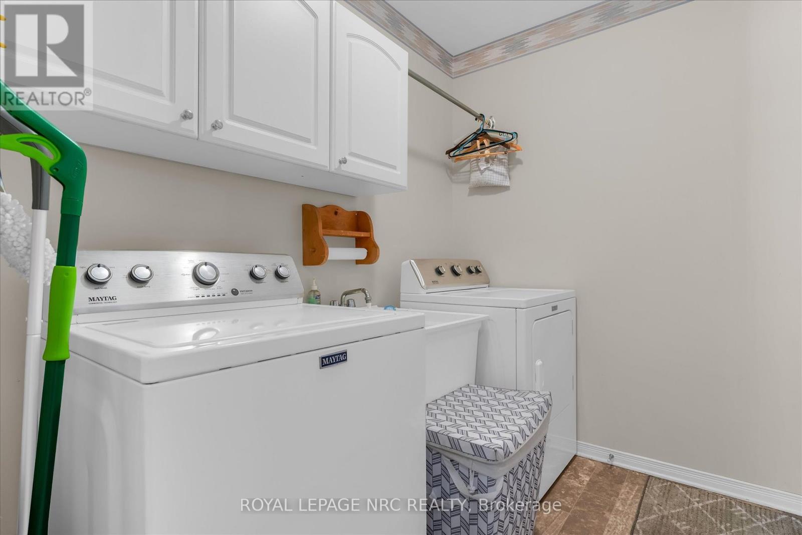 13 Tanner Drive, Pelham (Fonthill), Ontario  L0S 1E4 - Photo 6 - X12448073
