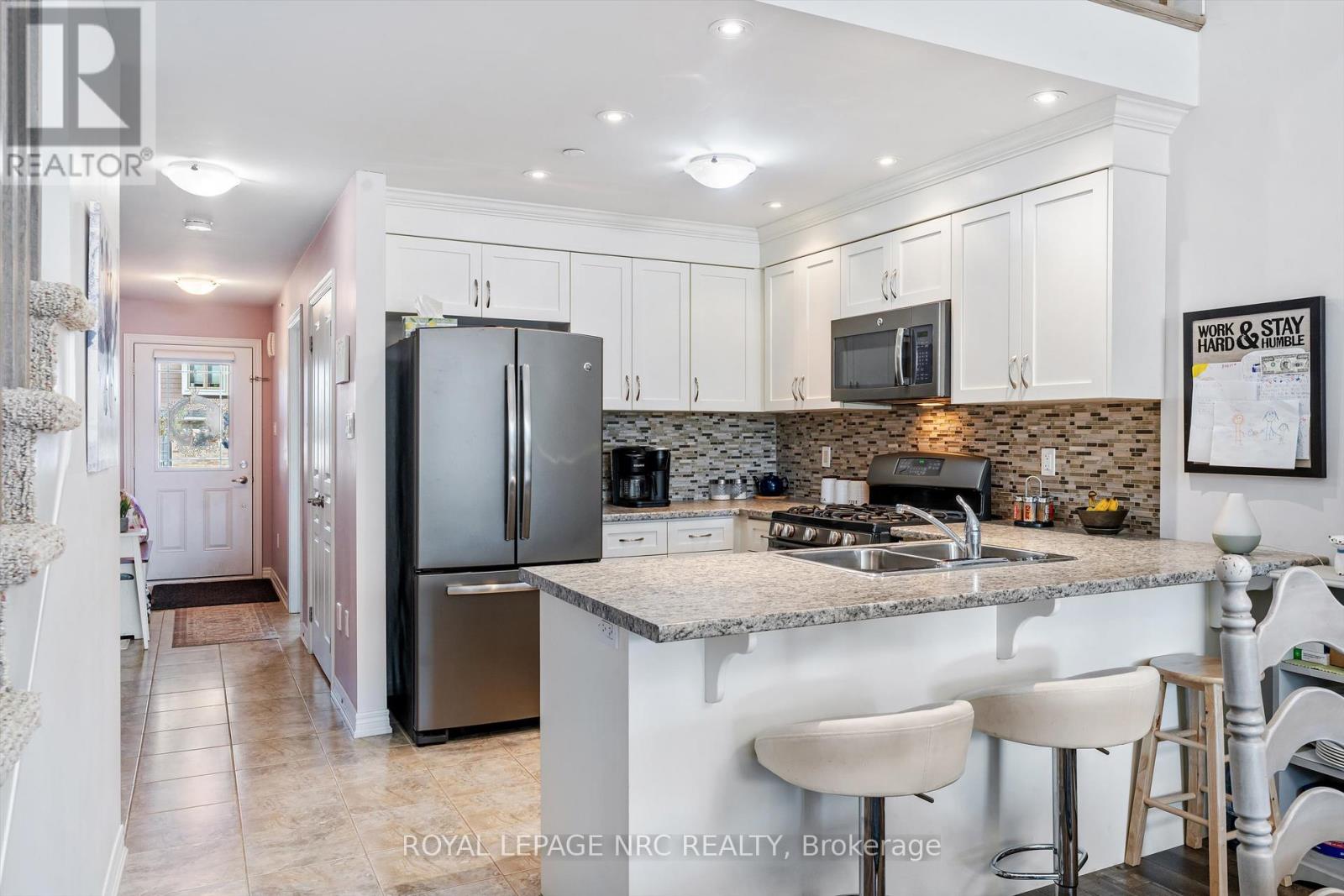 66 Oliver Lane, St. Catharines (Secord Woods), Ontario  L2P 0E4 - Photo 11 - X12448221