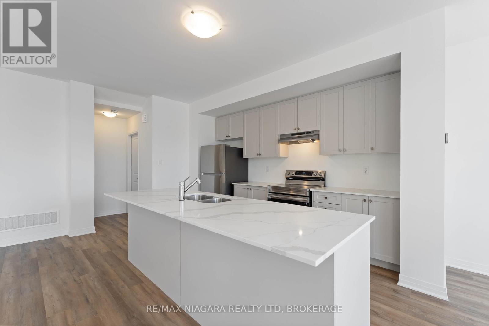 12 Feather Road, Welland (Dain City), Ontario  L3B 0P3 - Photo 11 - X12448593