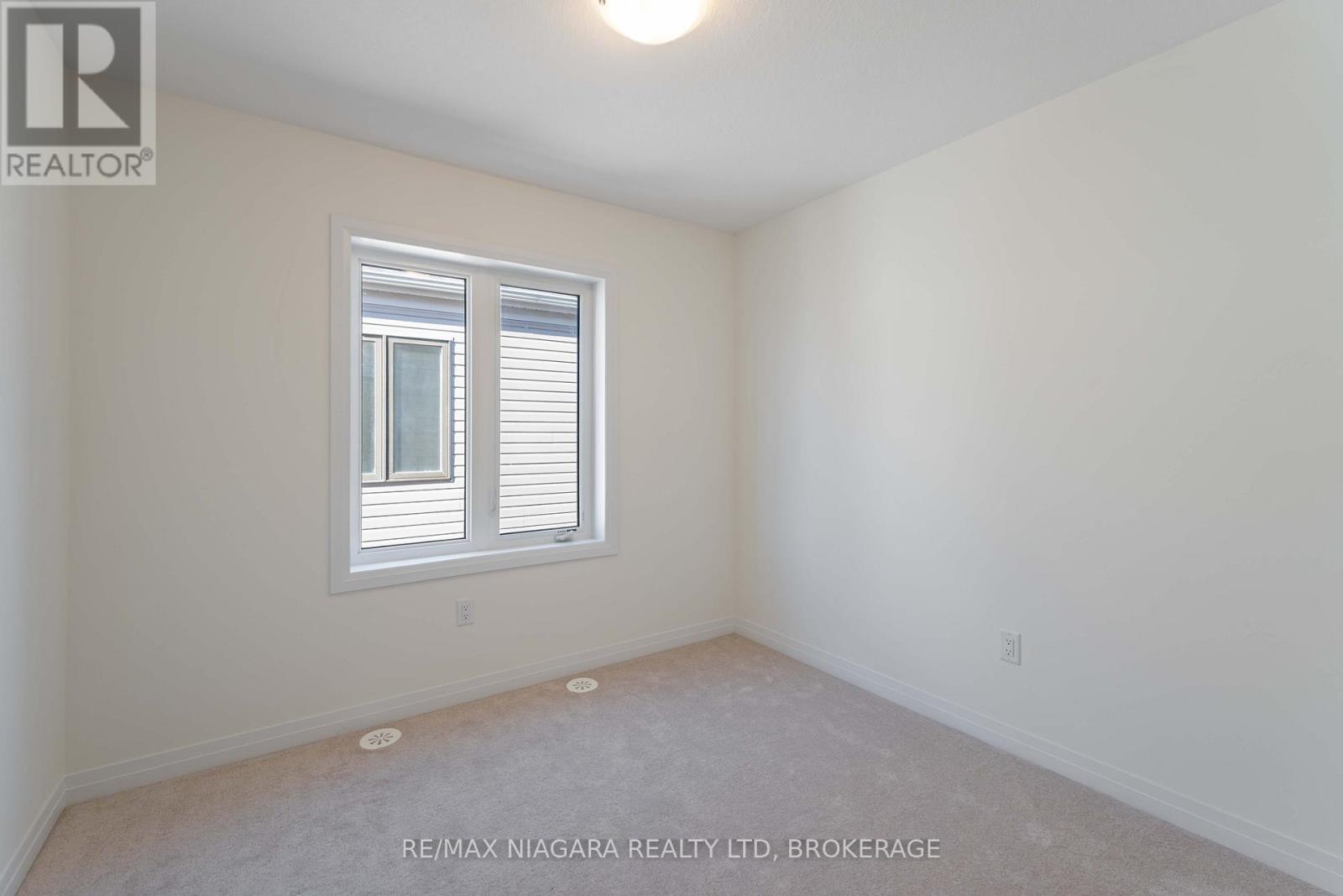 12 Feather Road, Welland (Dain City), Ontario  L3B 0P3 - Photo 17 - X12448593