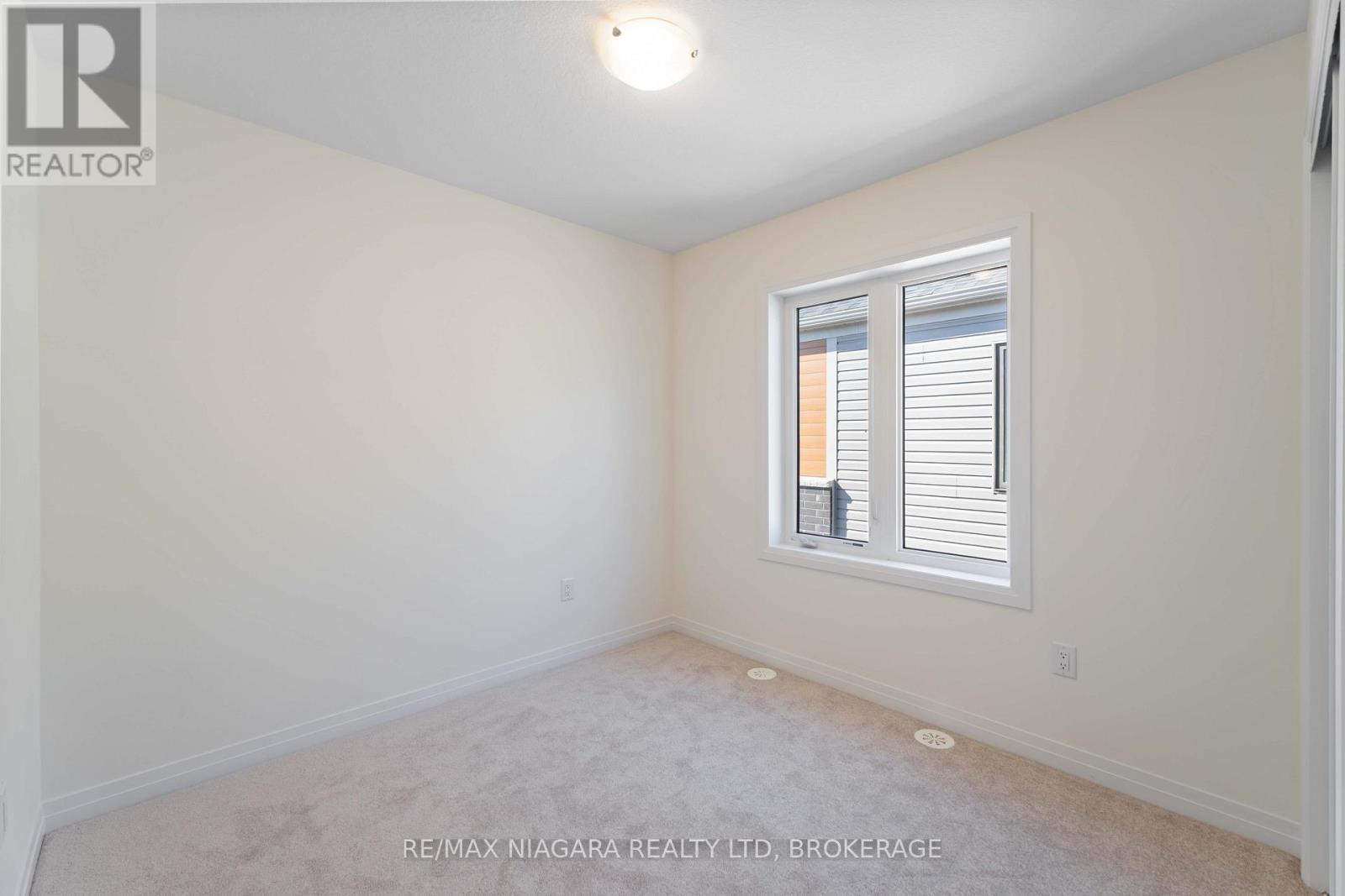 12 Feather Road, Welland (Dain City), Ontario  L3B 0P3 - Photo 18 - X12448593