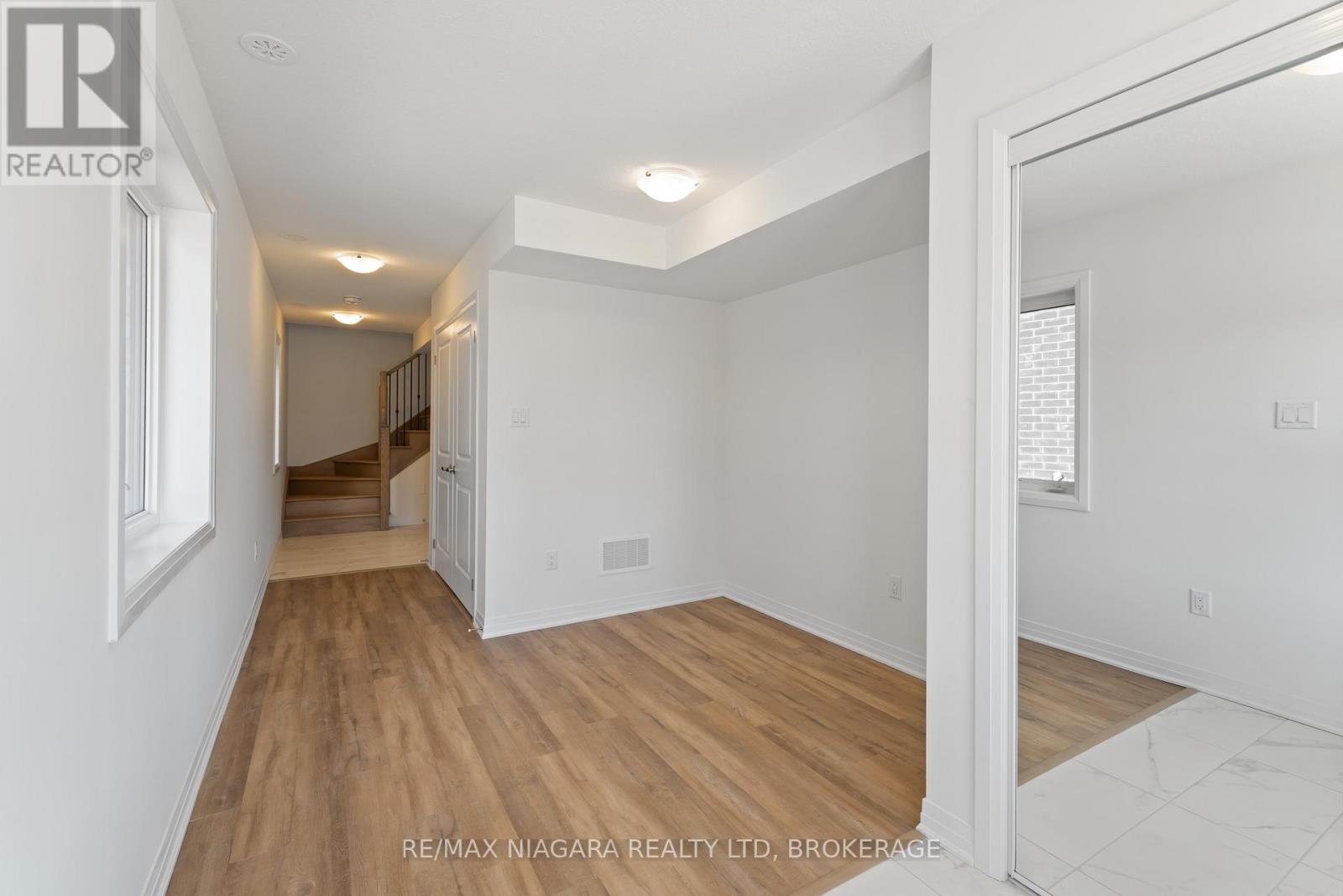 12 Feather Road, Welland (Dain City), Ontario  L3B 0P3 - Photo 4 - X12448593