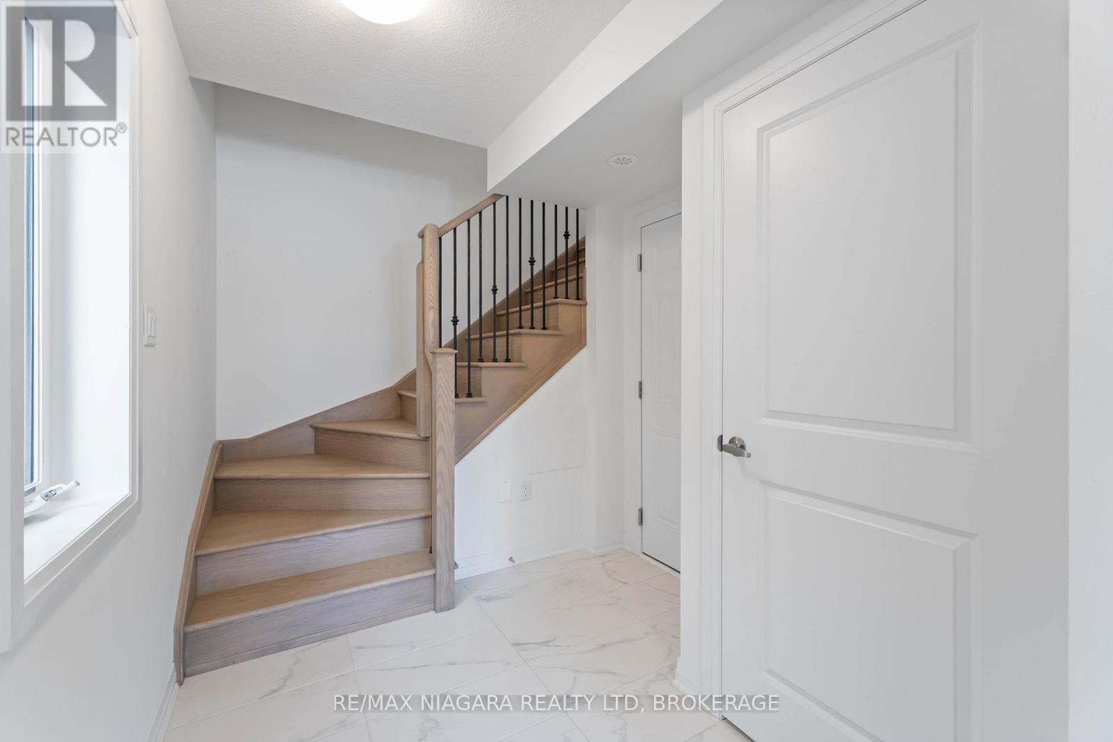 12 Feather Road, Welland (Dain City), Ontario  L3B 0P3 - Photo 5 - X12448593