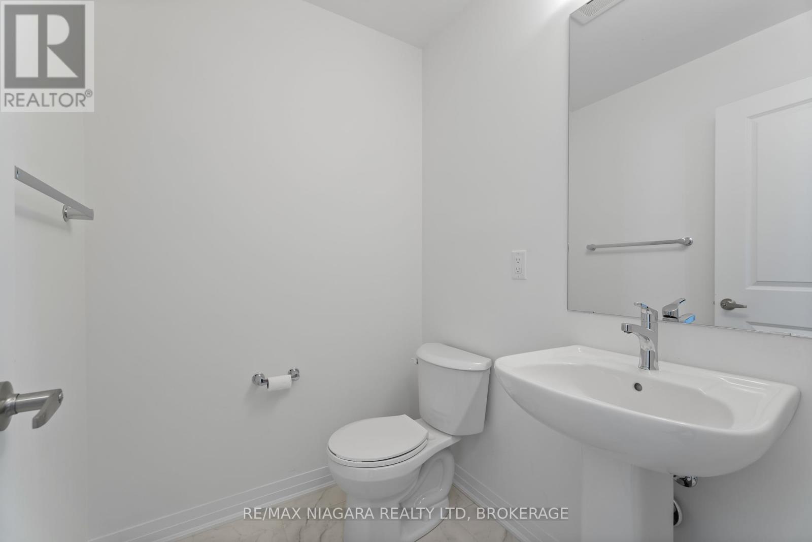 12 Feather Road, Welland (Dain City), Ontario  L3B 0P3 - Photo 6 - X12448593