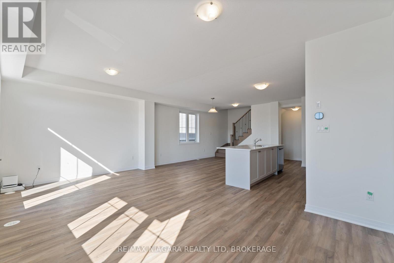 12 Feather Road, Welland (Dain City), Ontario  L3B 0P3 - Photo 8 - X12448593