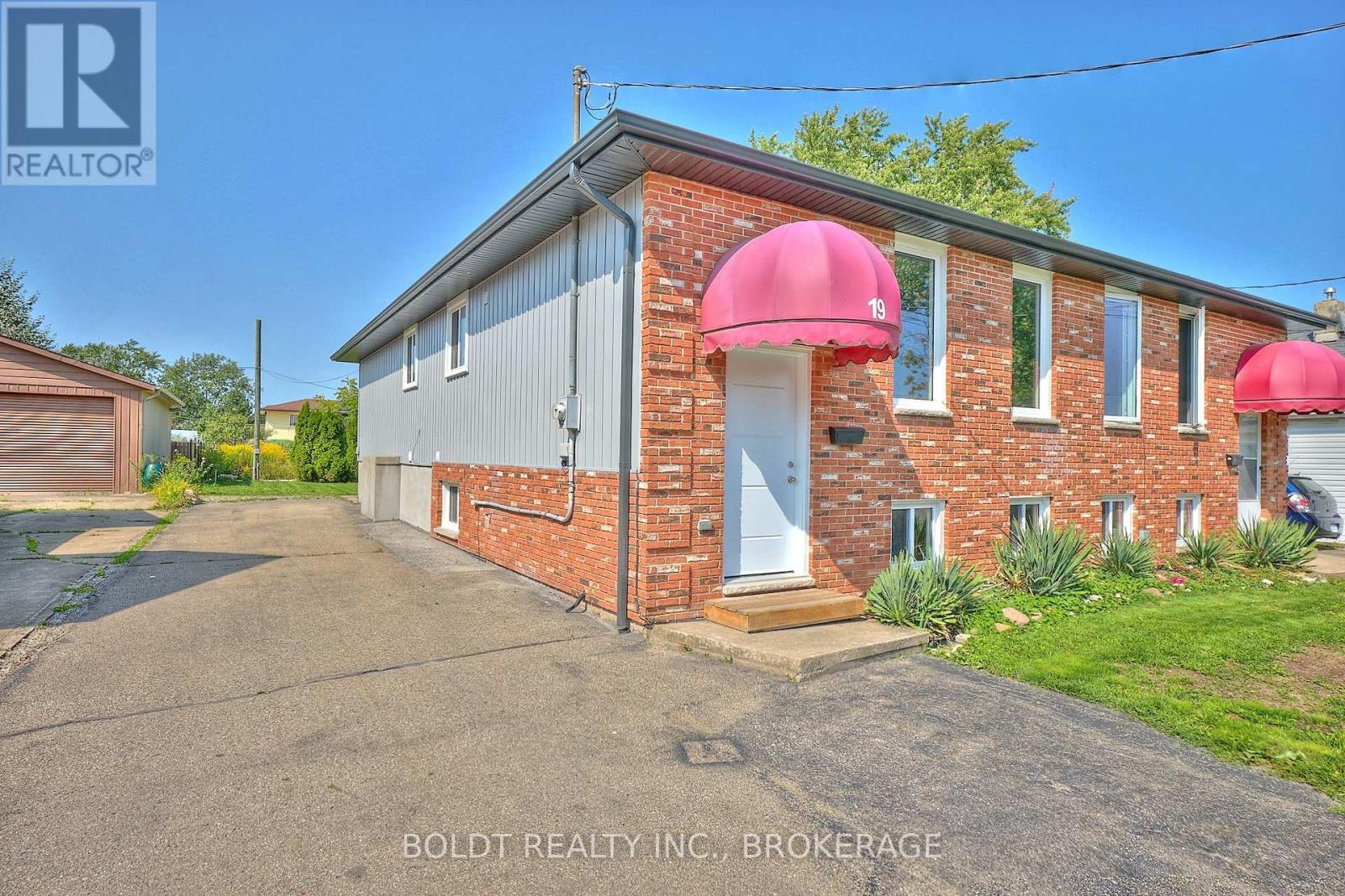 17-19 Colborne Street, Thorold (Thorold Downtown), Ontario  L2V 3P8 - Photo 3 - X12449388