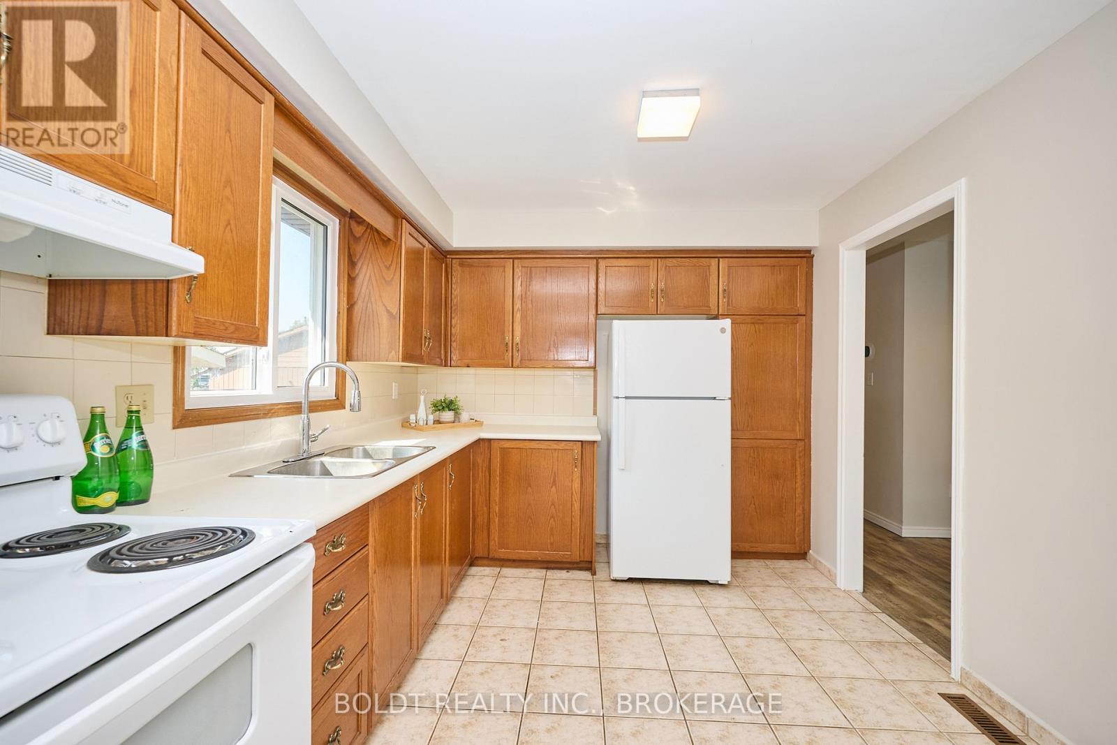 17-19 Colborne Street, Thorold (Thorold Downtown), Ontario  L2V 3P8 - Photo 5 - X12449388